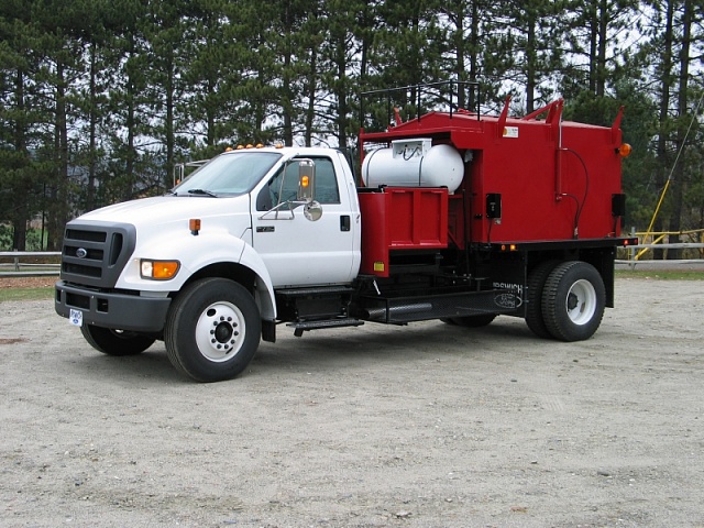 Термос-бункер для горячего асфальта на базе грузовика RC8-T - 8 тонн для горячего асфальта